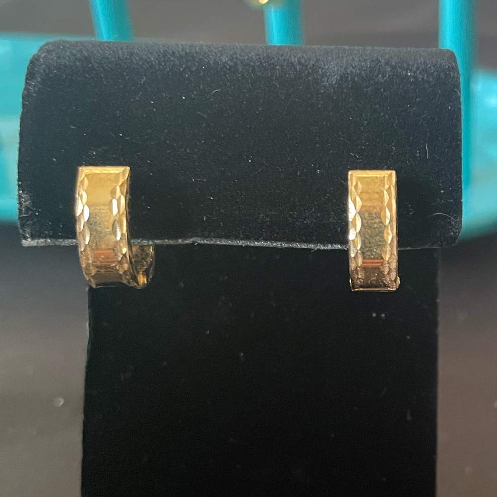 Gorgeous 18k Square Earrings - Huggies - Elegant - BRAND NEW